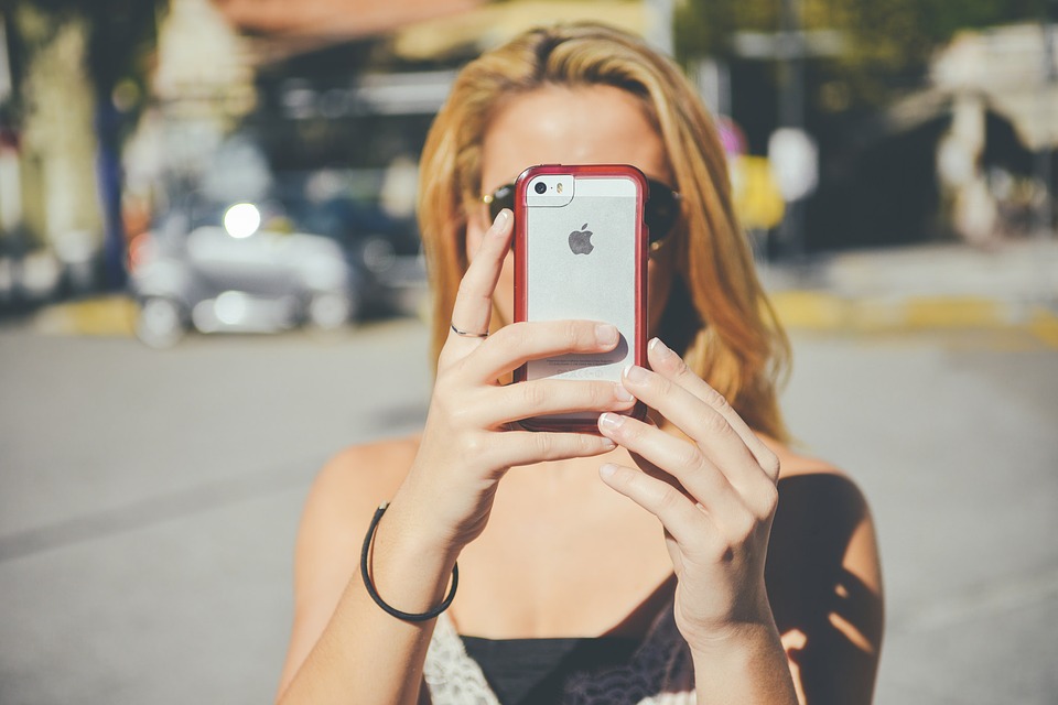 mujeres gastan mas dinero que los hombres